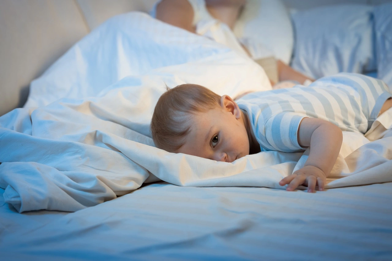 Czemu dziecko tak często budzi się w nocy?