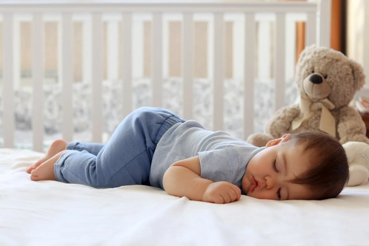 Czy spanie na brzuchu niemowlaka jest zdrowe? 