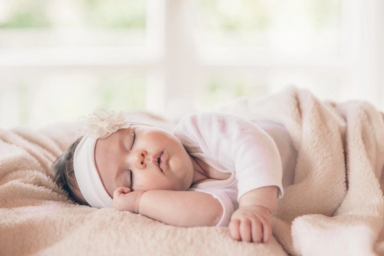 Czym najlepiej przykrywać niemowlaka do snu?