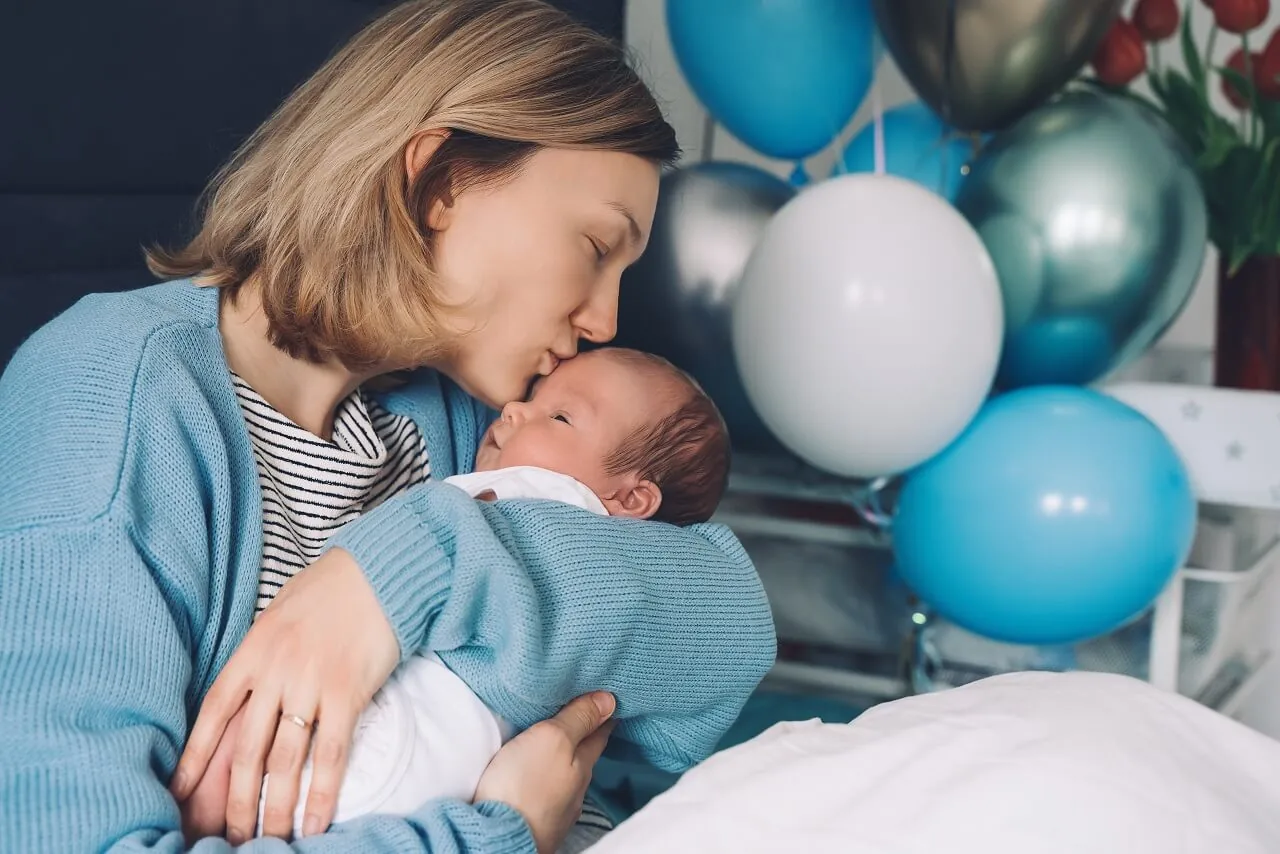 Prezent dla mamy po porodzie - co wybrać z okazji narodzin dziecka?