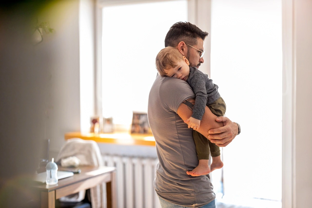 Warum viele Babys schwer einschlafen und wie Eltern mit einfachen Tricks helfen können