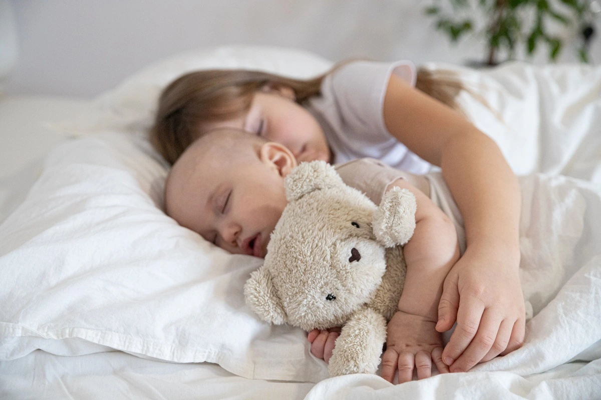 Jak pomóc dziecku zasnąć na drzemkę? Rytuały, które naprawdę działają